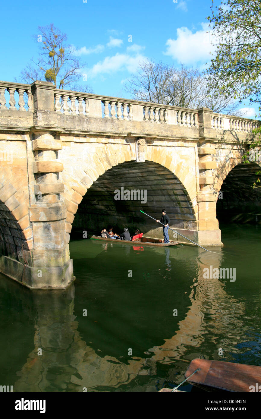 Punting sul fiume Cherwell Magdalen Bridge Oxford Oxfordshire England Regno Unito Foto Stock