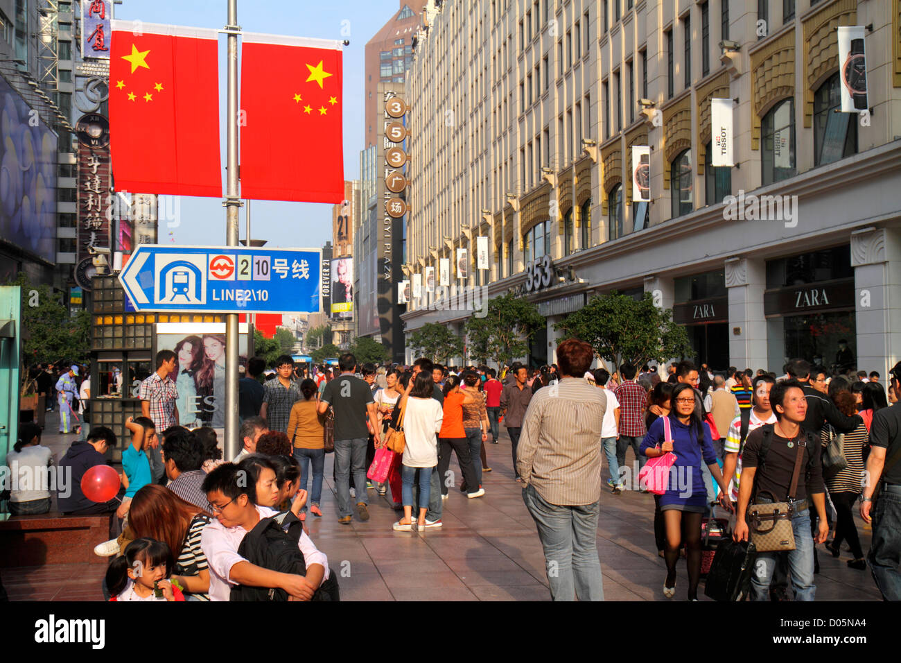 Shanghai Cina, quartiere cinese Huangpu, East Nanjing Road, centro commerciale pedonale, uomo asiatico uomo maschio, donna donna donne, giorno nazionale settimana d'oro, mandarino, hanz Foto Stock