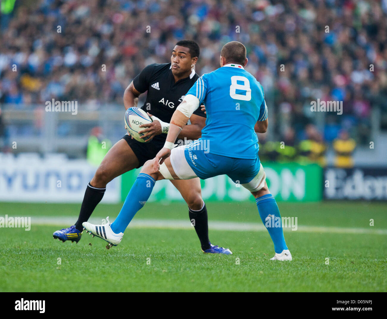 Sabato 9 Novembre Xvii 2012. Stadio Olimpico di Roma. L'Italia. Internazionale di Rugby test match Italia v. La Nuova Zelanda. - Tutto nero halfback osea marcia tenta di passo laterale capitano italiano e n. 8 Sergio Parisse. Foto Stock