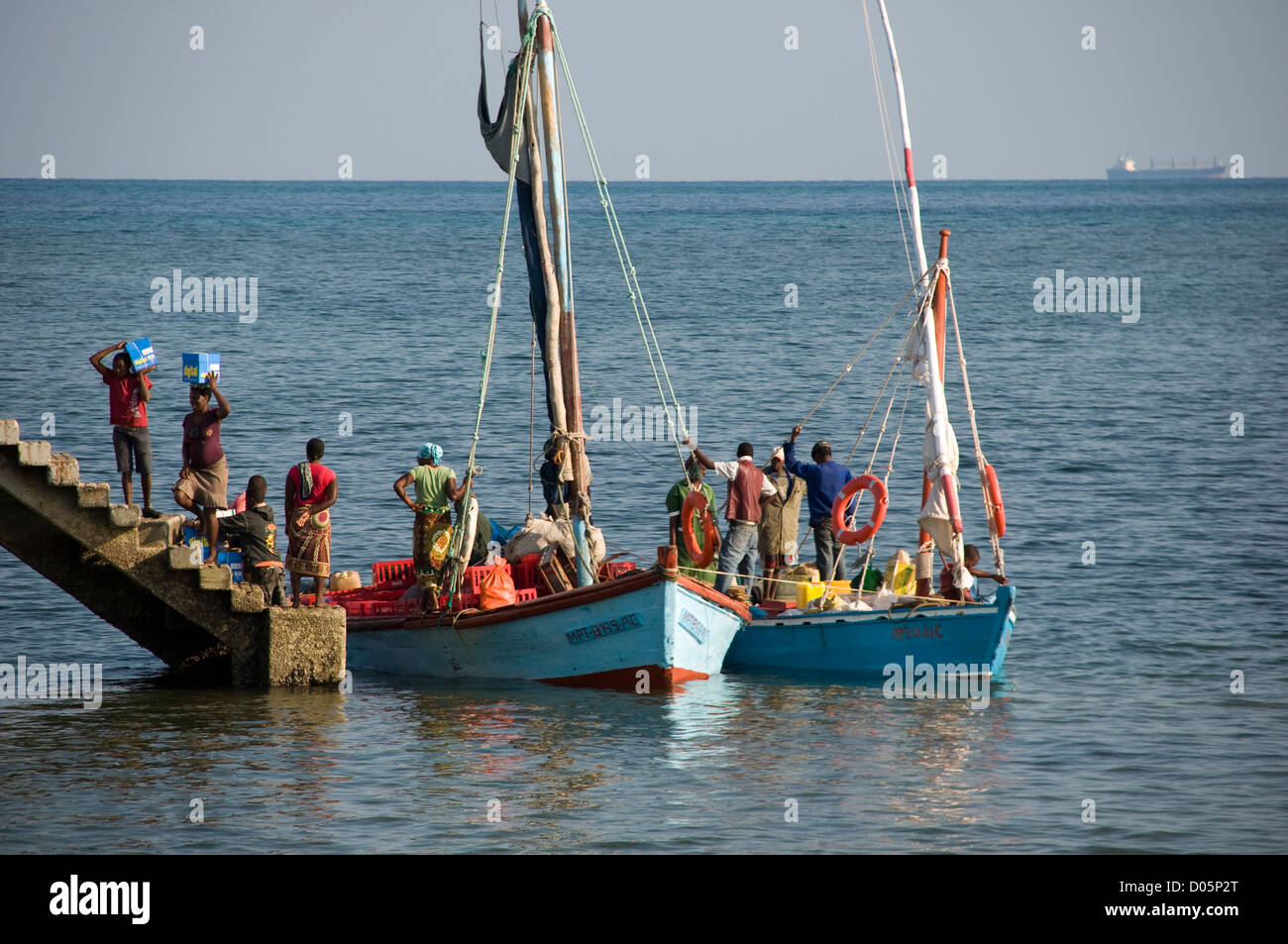 Inhaca molo è brulicante di attività come i commercianti locali vanno a prelevare la merce che è arrivata da Maputo. Foto Stock