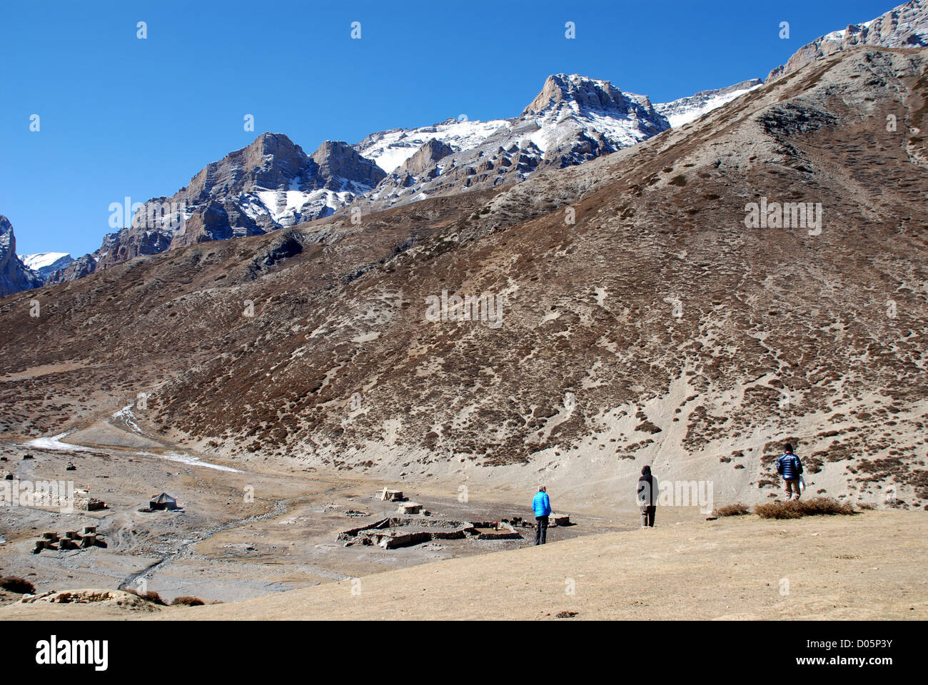 Il trekking guarda verso la montagna del picco di cristallo che costituisce il centro spirituale del Dolpo buddista regione del Nepal Foto Stock