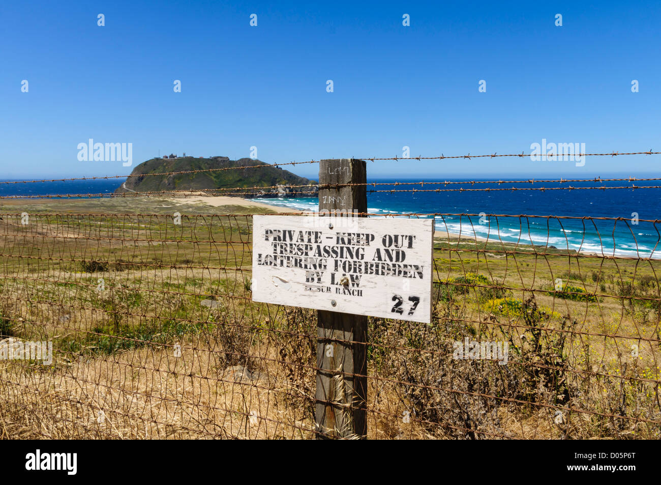 Punto Sur, faro e strutture militari con accesso limitato alla riserva naturale. El Sur Ranch di proprietà privata di segno. Foto Stock