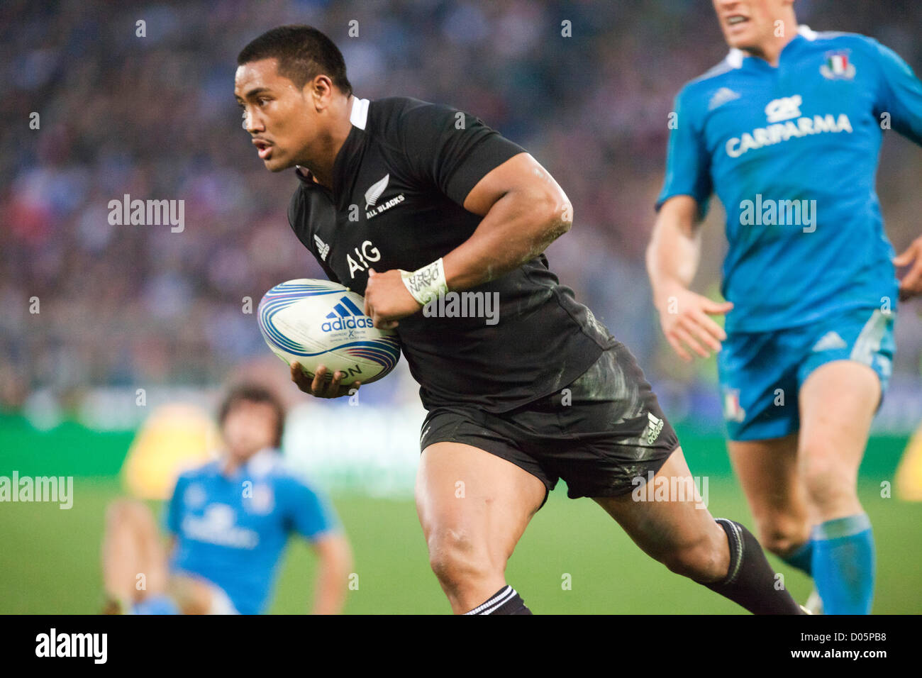 Sabato 9 Novembre Xvii 2012. Stadio Olimpico di Roma. L'Italia. Internazionale di Rugby test match Italia v. La Nuova Zelanda. - Due time provare marcatore Julian Savea corre al cliente una prova per la Nuova Zelanda nella seconda metà del gioco. Foto Stock