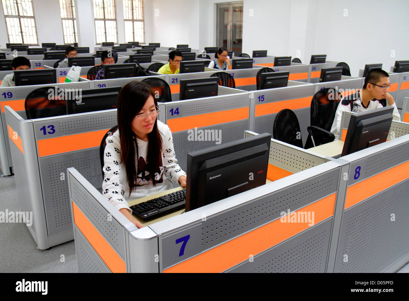 Shanghai Cina,Distretto cinese Yangpu,Università di Tongji,Campus di Siping,Biblioteca studenti,uomo asiatico uomo maschio,donna donna donna femmina,teen teens teena Foto Stock