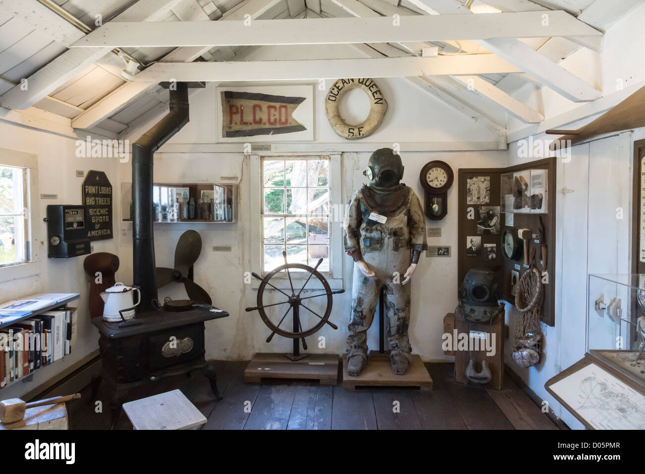 Punto Lobos costa della California. Il vecchio whalers' hut è ora un museo per la caccia alla balena, Abalone pesca. Con guscio subacqueo tuta. Foto Stock