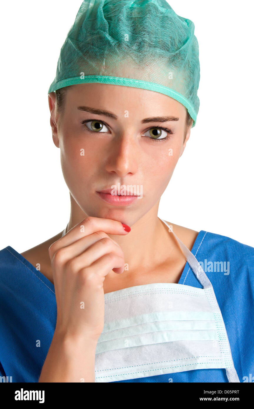 Giovani donne chirurgo con scrubs, pensando, su sfondo bianco Foto Stock