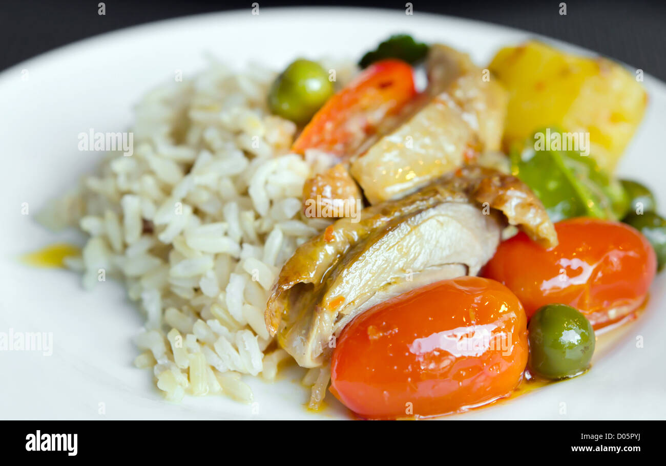 Anatra arrosto con verdure miste e jasmin riso Foto Stock