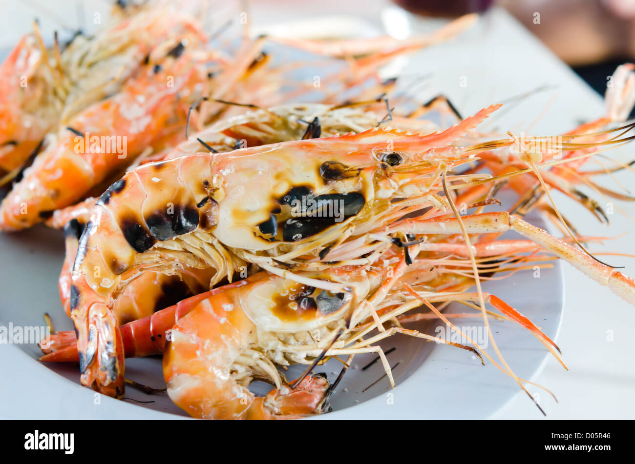 Una deliziosa grigliata di gamberi su piastra Foto Stock