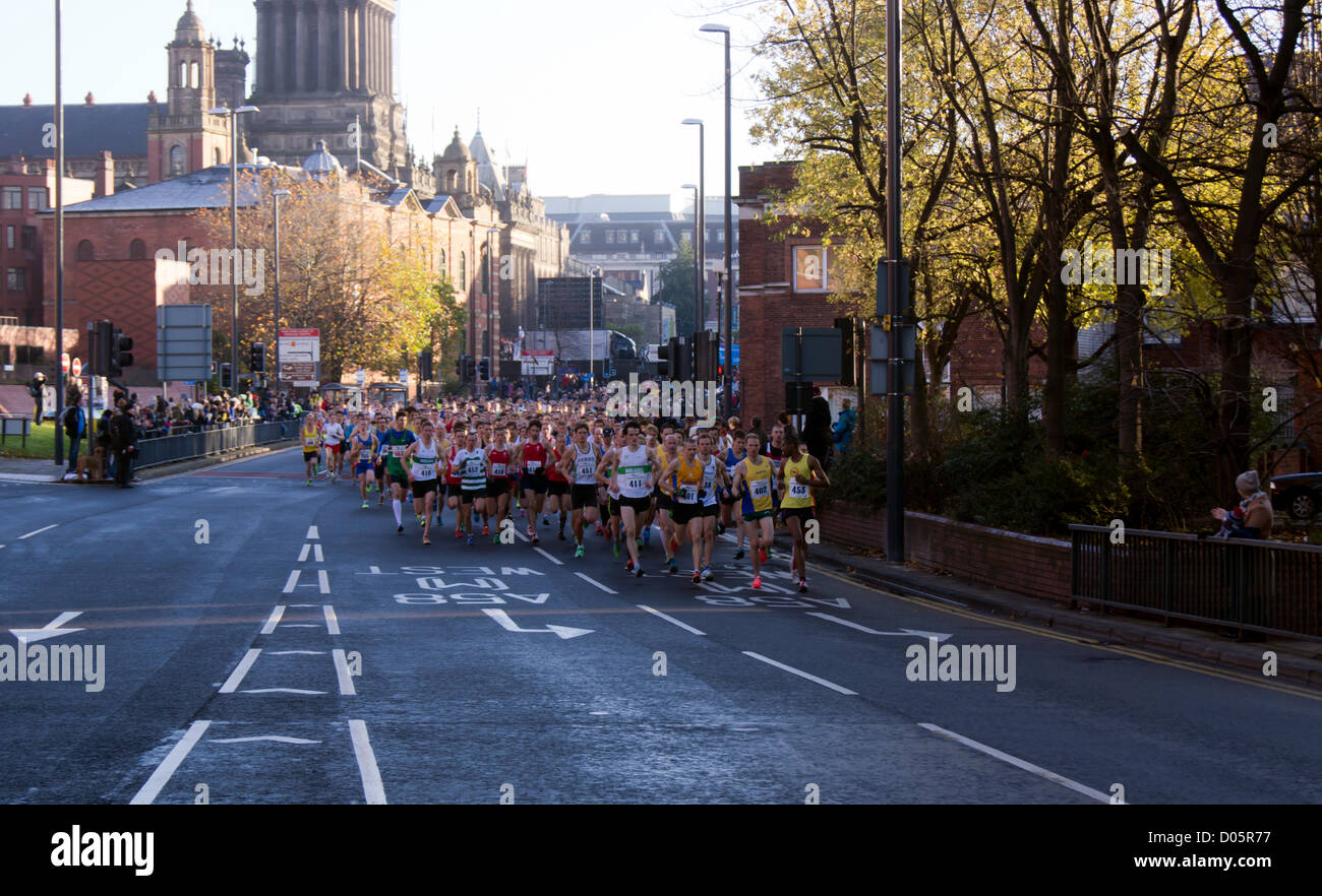 Leeds, Regno Unito 18 novembre 2012. Leeds City Centre, l'età Regno Unito Leeds Abbey Dash 10K gara. Un record di 9.000 persone registrate per l edizione di quest anno in esecuzione evento con altri runner attraversando il traguardo rispetto agli anni precedenti. Credito: Chris McLoughlin/Alamy Live News Foto Stock