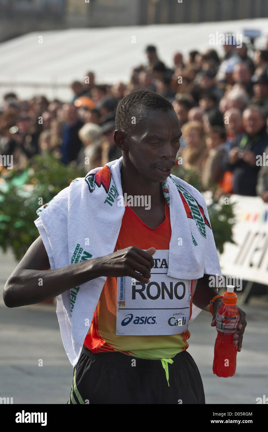 L'Italia, Piemonte, Torino,la Maratona di Torino 18/11/2012, il keniota maratoneta Daniel Rono appena tagliato il traguardo al 2° posto Foto Stock
