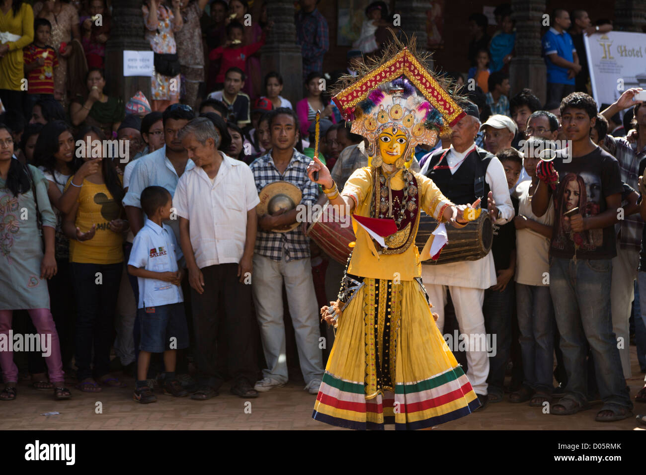 Artisti tradizionali tra una folla a Bhaktapur street festival 2012 in Nepal Foto Stock