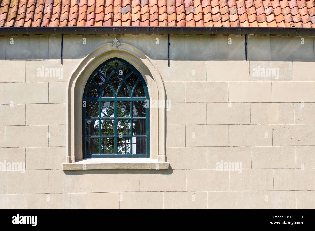 La parete della chiesa con un arco a sesto acuto finestra Foto stock - Alamy