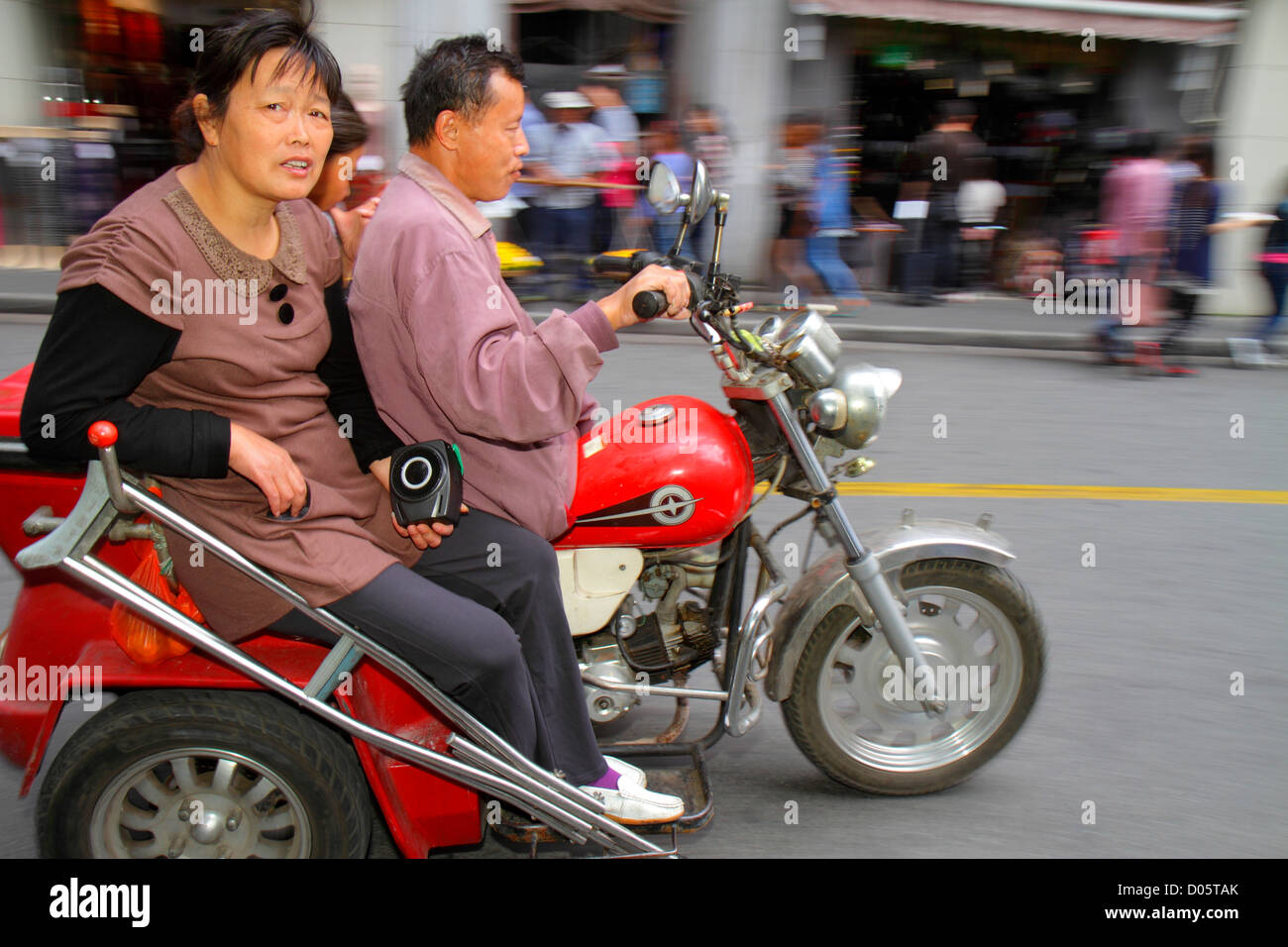 Shanghai Cina,Asia,Cinese,Orientale,Huangpu District,Sichuan Road,Asian Asian Asian,adulti uomo uomo uomini maschio,donna donna donna donna donna donna donna donna donna donna donna donna moto motociclista Foto Stock