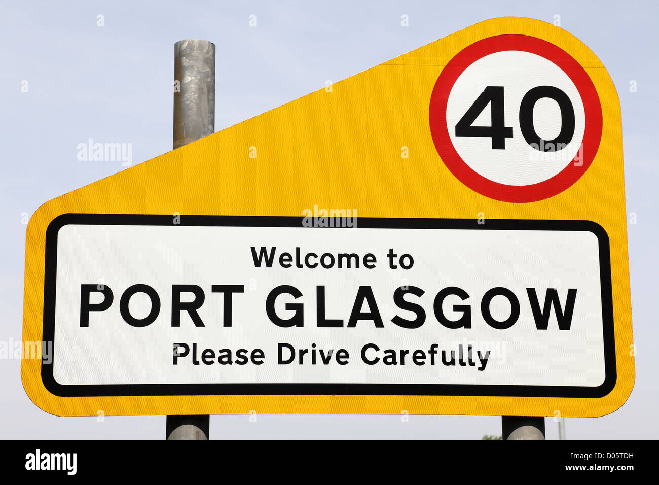 A 40 miglia all'ora velocità e il cartello con il nome del luogo a Port Glasgow, Inverclyde, Scozia, Regno Unito Foto Stock