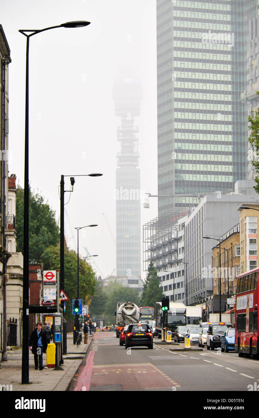 BT Tower a Londra scomparendo nella nebbia Foto Stock