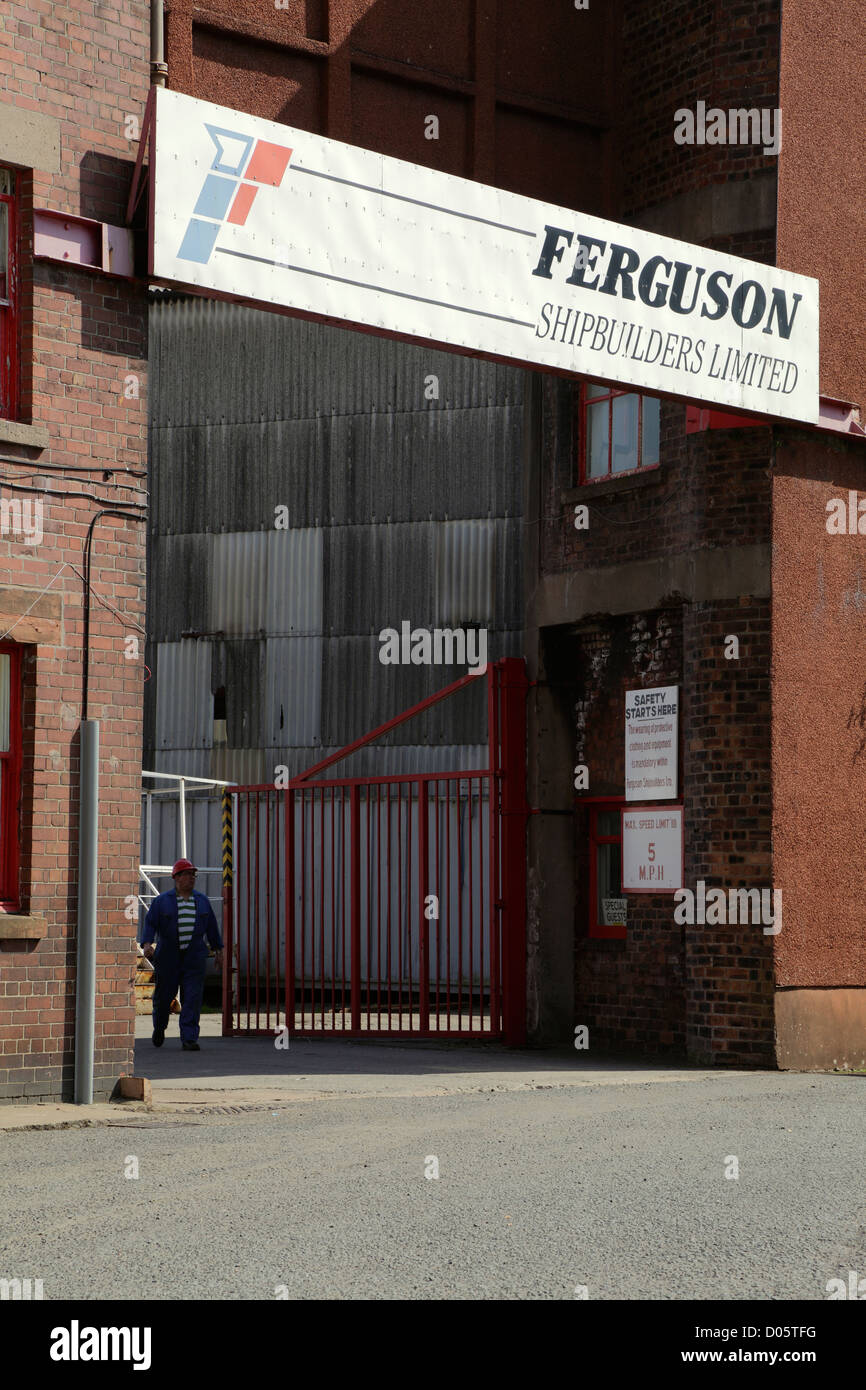 Cancello d'ingresso all'ex cantiere navale Ferguson, Castle Road, Port Glasgow, Scozia, Regno Unito Foto Stock