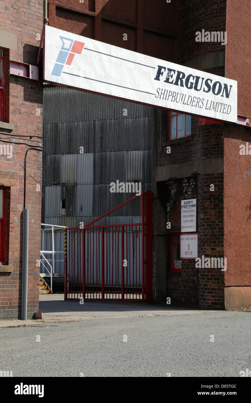 Cancello d'ingresso all'ex cantiere navale Ferguson, Castle Road, Port Glasgow, Scozia, Regno Unito Foto Stock