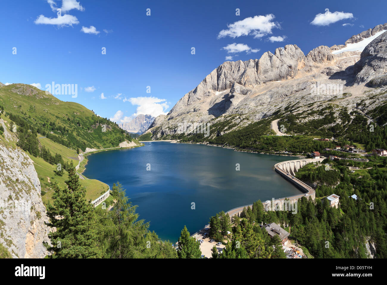 Estate vista del monte Marmolada e Lago Fedaia, Trentino, Italia Foto Stock