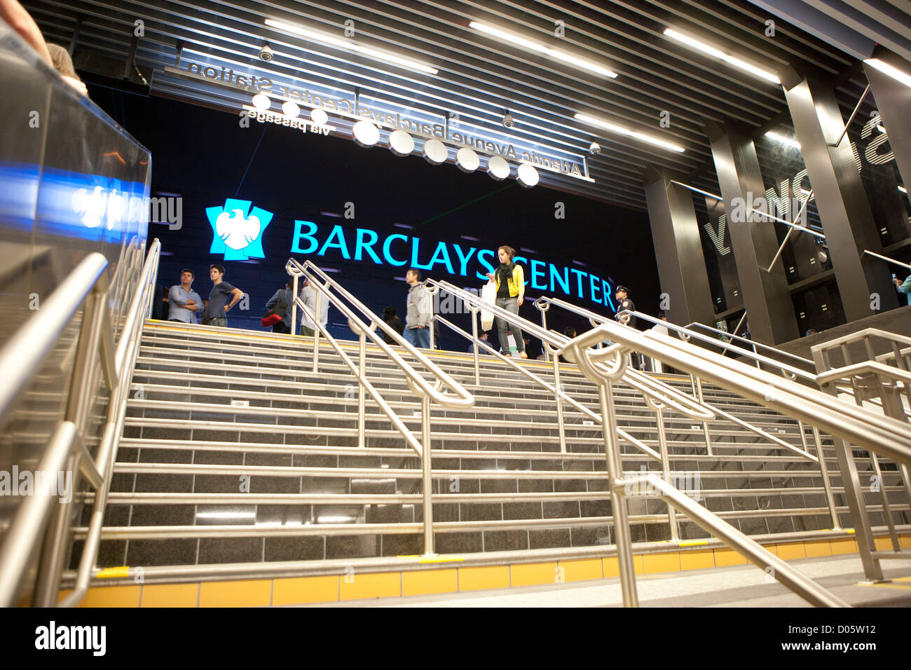 Scala dalla stazione della metropolitana per il centro di Barclays Foto Stock