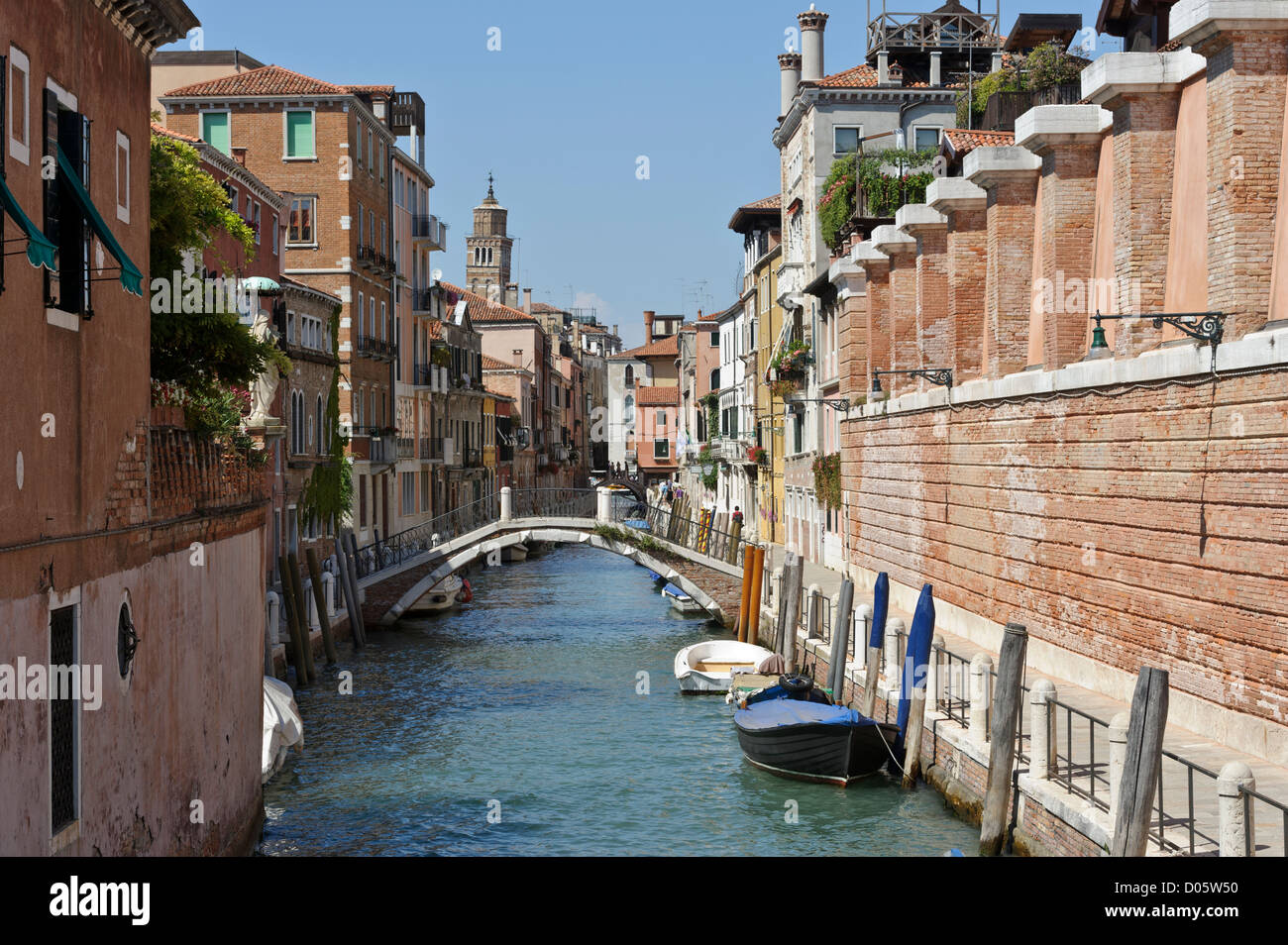 Canale veneziano e il ponte, Venezia, Italia. Foto Stock