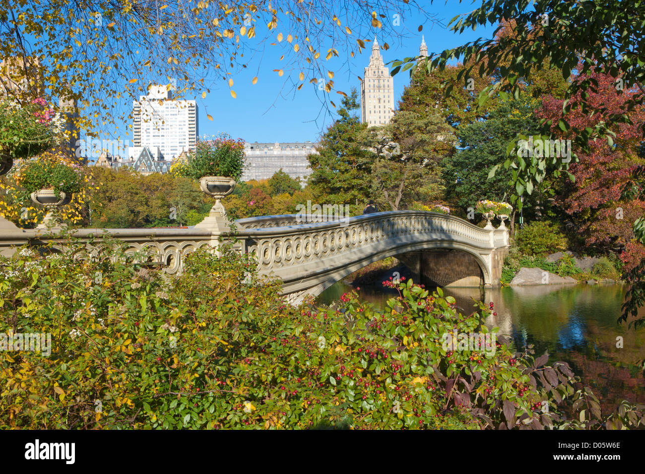 San Remo torri gemelle dietro il ponte di prua, autunno a Central Park di New York, Stati Uniti d'America Foto Stock