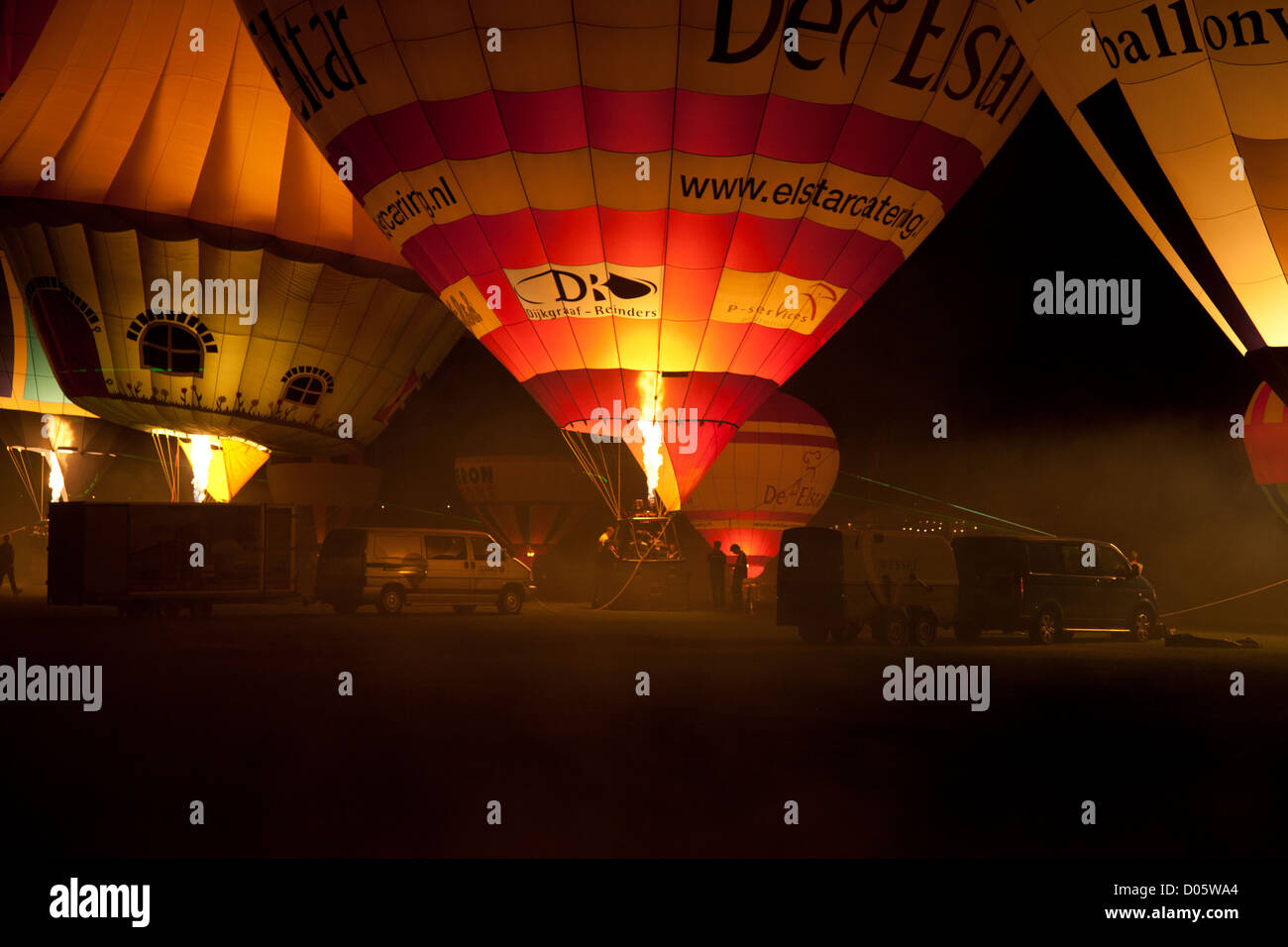 In mongolfiera ad aria calda di notte Foto Stock