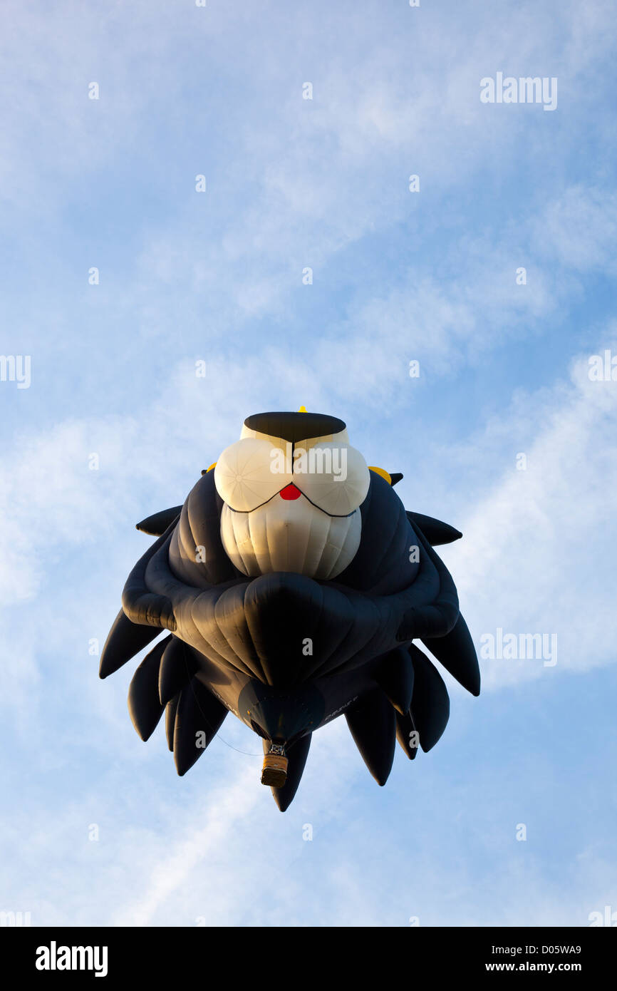 Enorme lion mongolfiera nel cielo blu Foto Stock