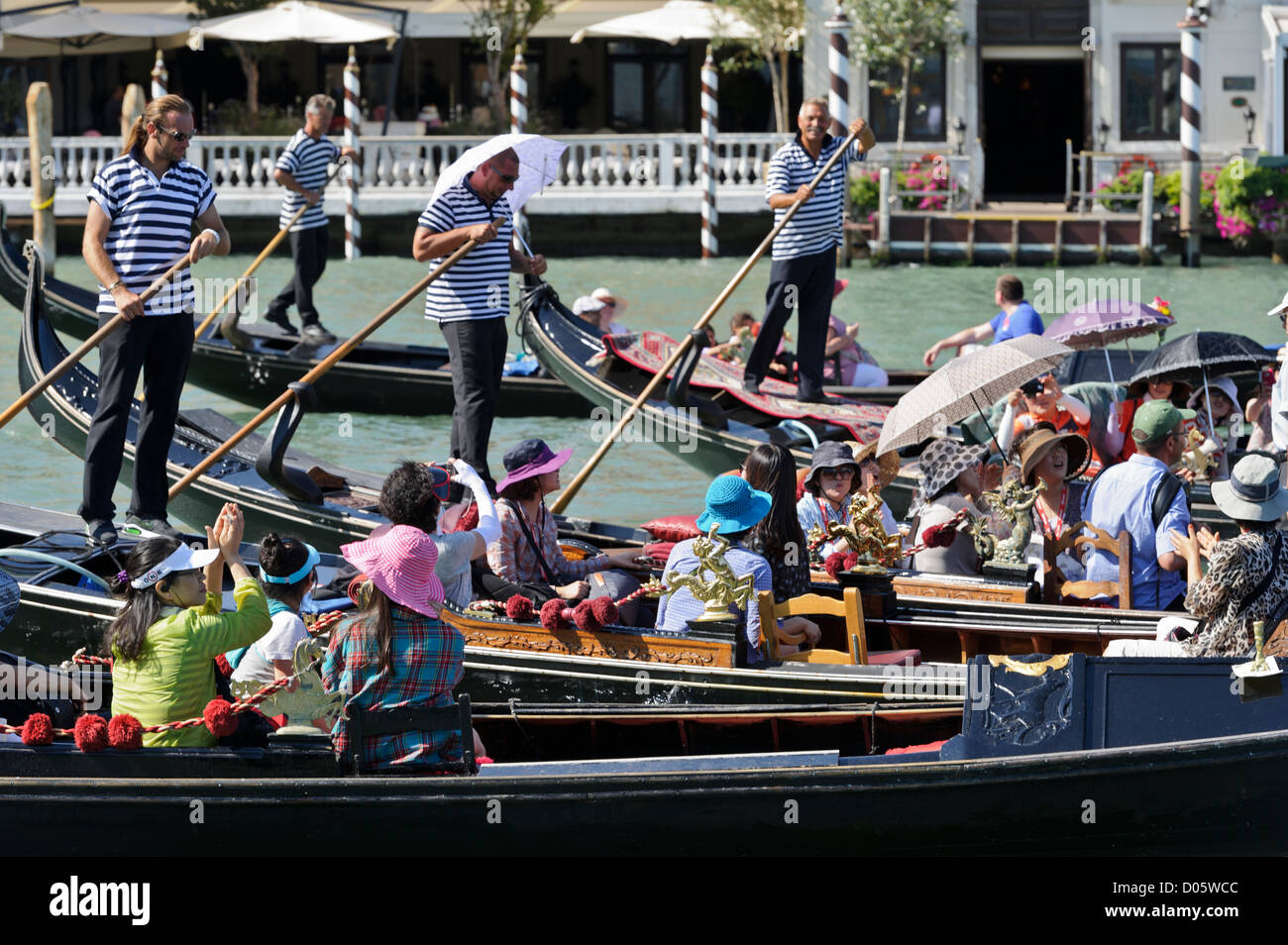 I turisti ad esplorare Venezia dalle gondole, Venezia, Italia. Foto Stock