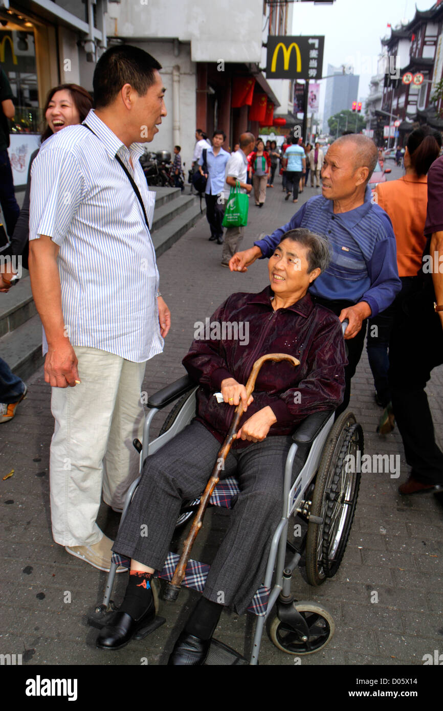 Shanghai Cina, Asia, cinese, orientale, Huangpu District, Yuyuan Garden, Fuyou Road, shopping shopper shopping negozi di mercato mercati di acquisto Foto Stock