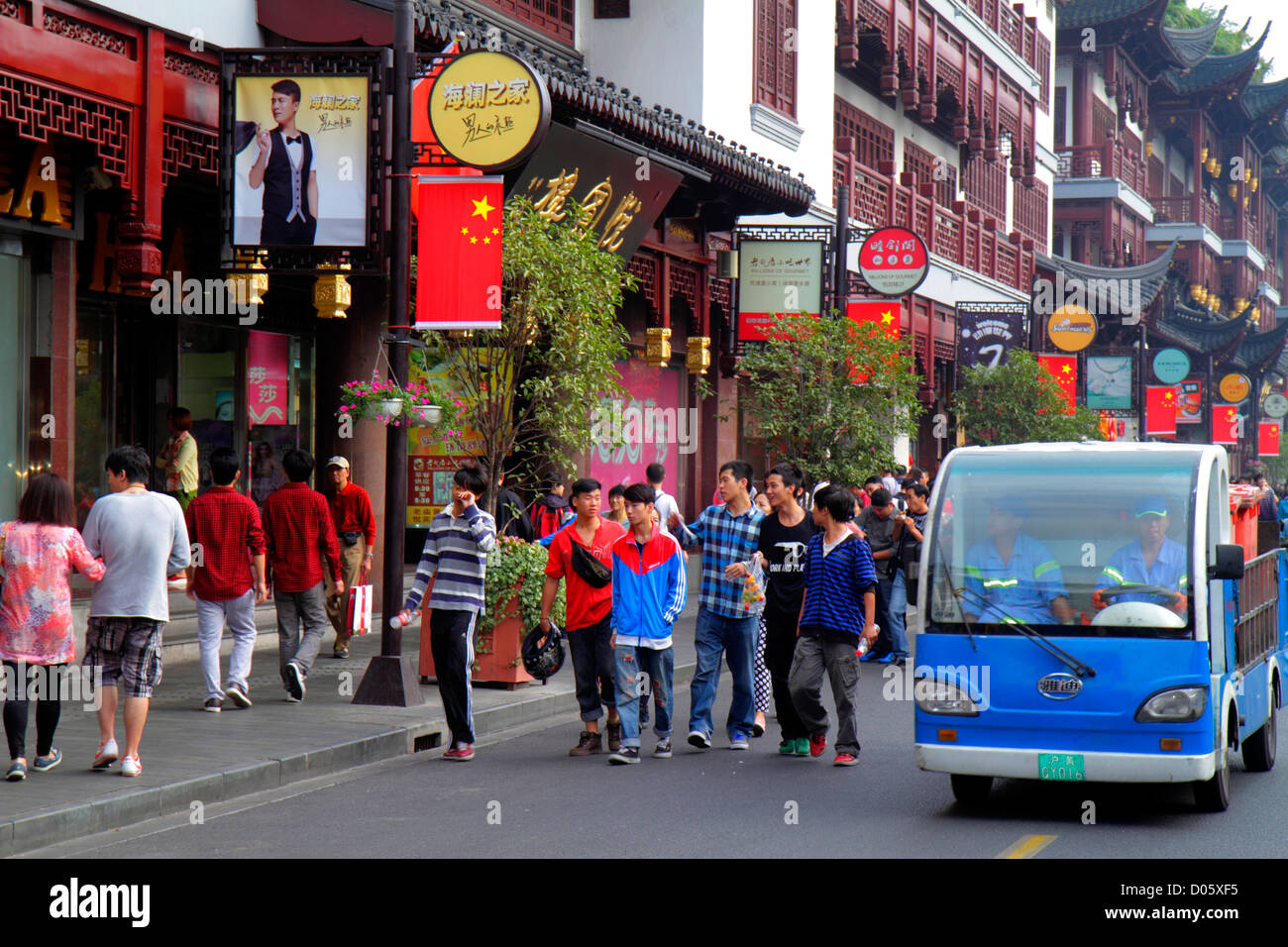 Shanghai Cina, Asia, cinese, orientale, Huangpu District, Yuyuan Garden, Fuyou Road, shopping shopper shopping negozi di mercato mercati di acquisto Foto Stock