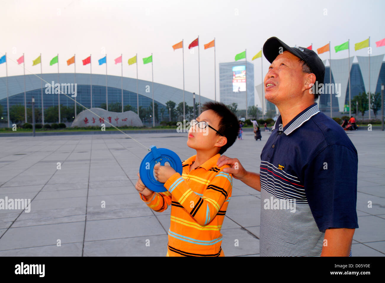 Shanghai Cina,Pudong Xin District,Centro Sportivo Orientale,uomo asiatico uomini maschio adulti,anziani cittadini, nonno,papà,ragazzi,male Foto Stock