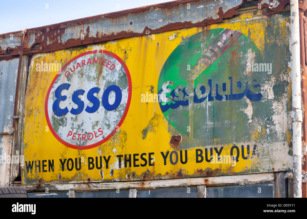 Esso vecchio segno di benzina sul lato di dismesse /derelitti garage / benzina / Benzinaio Llanrug Gwynedd North Wales UK Foto Stock