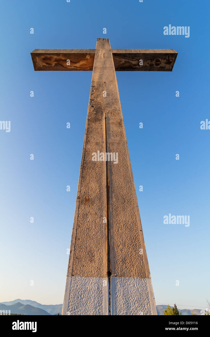 La grande croce monumentale di Pigada in Grecia, costruito in ricordo della guerra civile di feriti Foto Stock