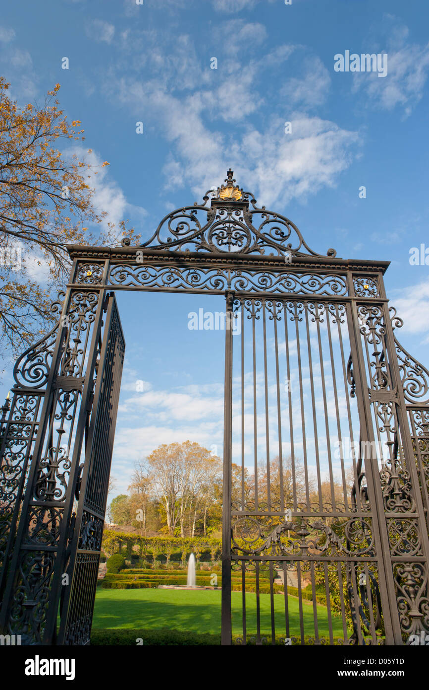 Guardando attraverso il Vanderbilt Gate verso il giardino, la città di New York, New York, Stati Uniti d'America Foto Stock