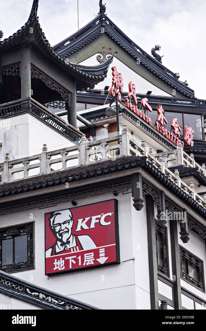 Un segno per il Kentucky Fried Chicken fast food in Cina a Shanghai Foto Stock