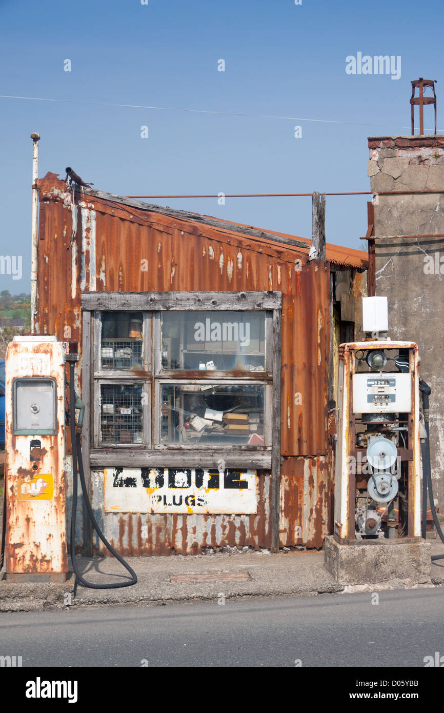 Abbandonata vecchio garage / benzina / gas station Llanrug Gwynedd North Wales UK Foto Stock