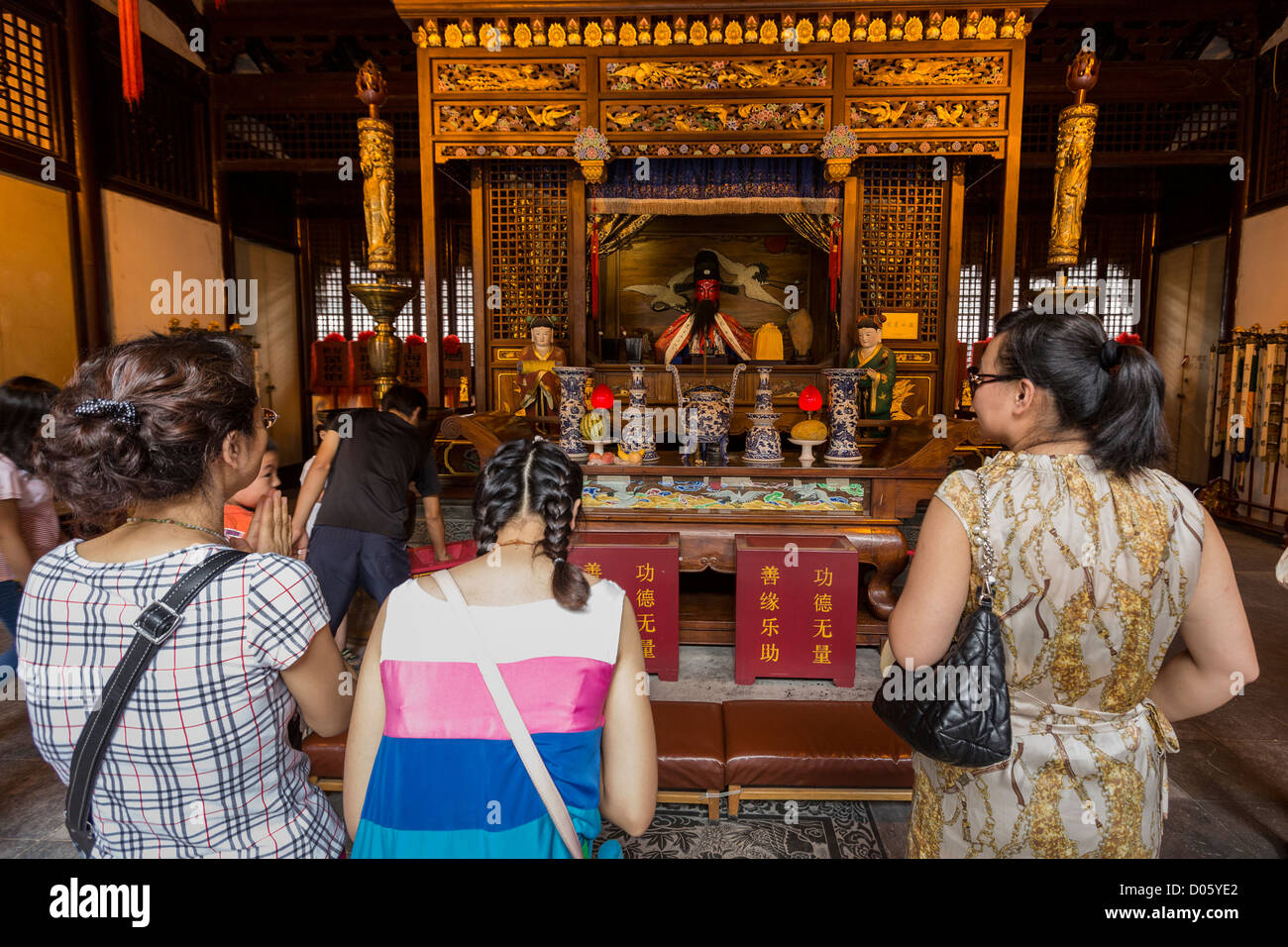 Persone che pregano a Chenghuang Miao o città tempio di Dio in Yu Yuan Gardens bazaar Shanghai, Cina Foto Stock