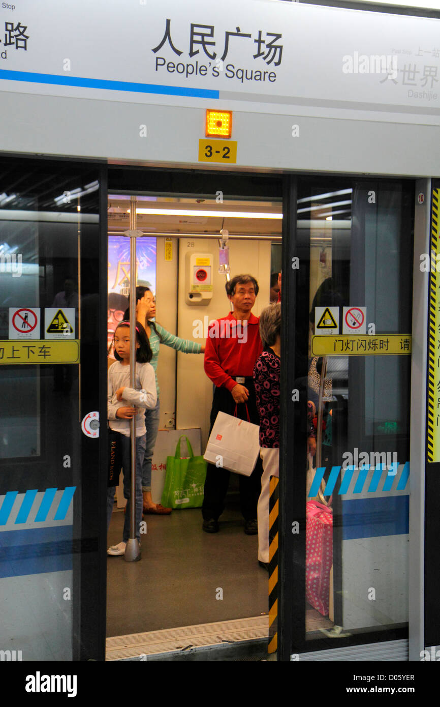 Shanghai Cina, quartiere cinese Huangpu, stazione della metropolitana People's Square, metropolitana, treno, linea blu 8, mandarino, hanzi, personaggi, simboli, uscita, uomo asiatico Foto Stock