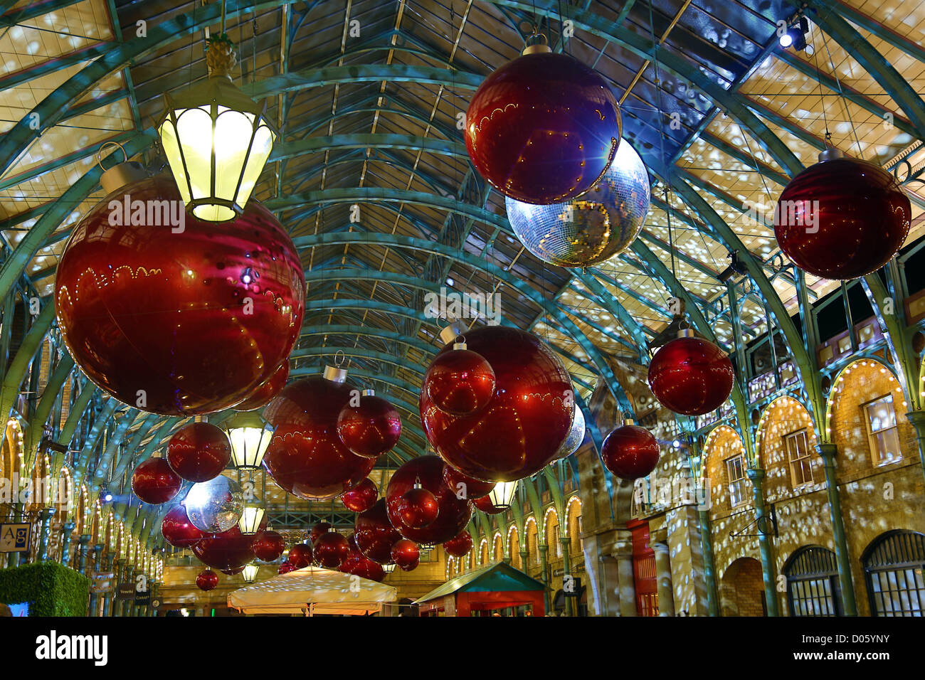 Regno Unito, Londra. Il 18 novembre 2012. Rossa gigante baubles di Natale e le sfere di glitter, il mercato di Covent Garden decorazioni di Natale Foto Stock