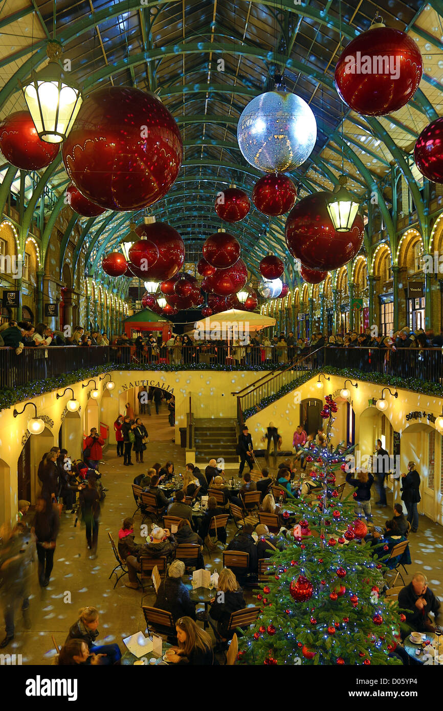 Regno Unito, Londra. Il 18 novembre 2012. Rossa gigante baubles di Natale e le sfere di glitter, il mercato di Covent Garden decorazioni di Natale Foto Stock