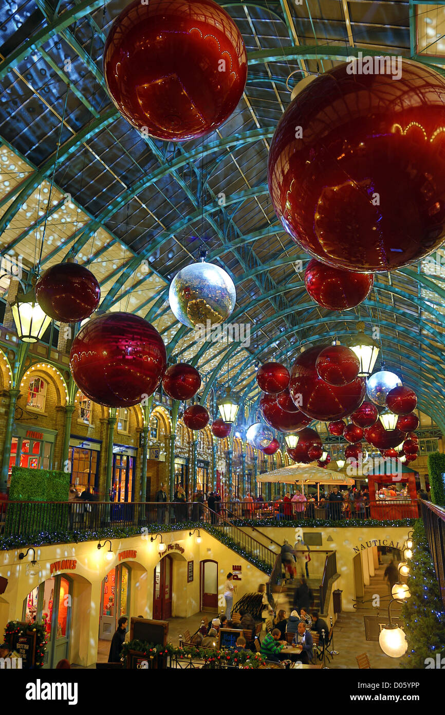 Regno Unito, Londra. Il 18 novembre 2012. Rossa gigante baubles di Natale e le sfere di glitter, il mercato di Covent Garden decorazioni di Natale Foto Stock