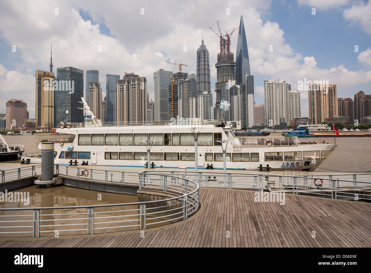 Vista dello Skyline di Fuxing dal pontile lungo il fiume Huangpu Shanghai, Cina Foto Stock