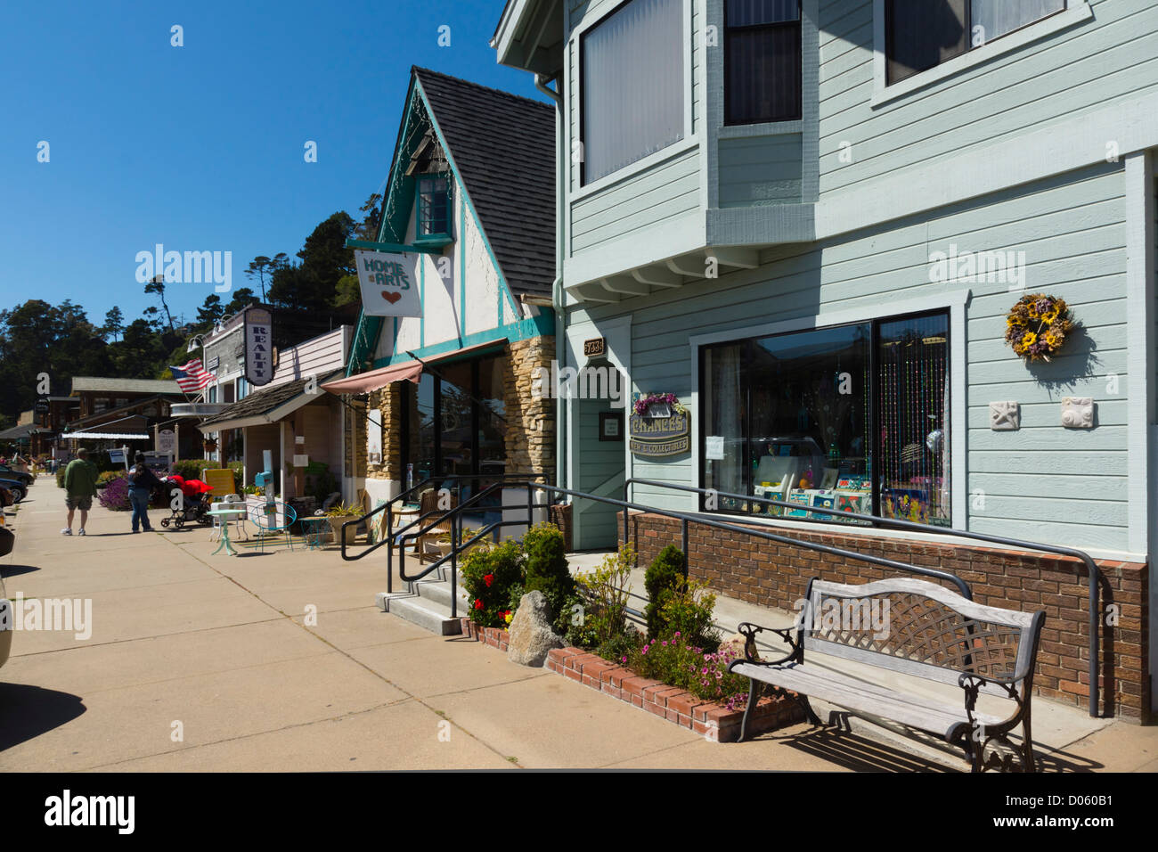 Piccola cittadina di Cambria sulla autostrada a San Luis Obispo County, California. Negozi e main street. Foto Stock