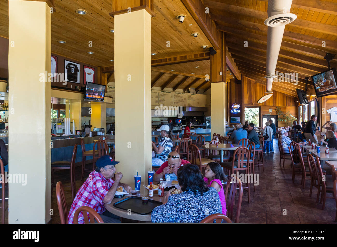 Piccola cittadina di Cambria sulla autostrada a San Luis Obispo County, California. Main Street Grill. Foto Stock