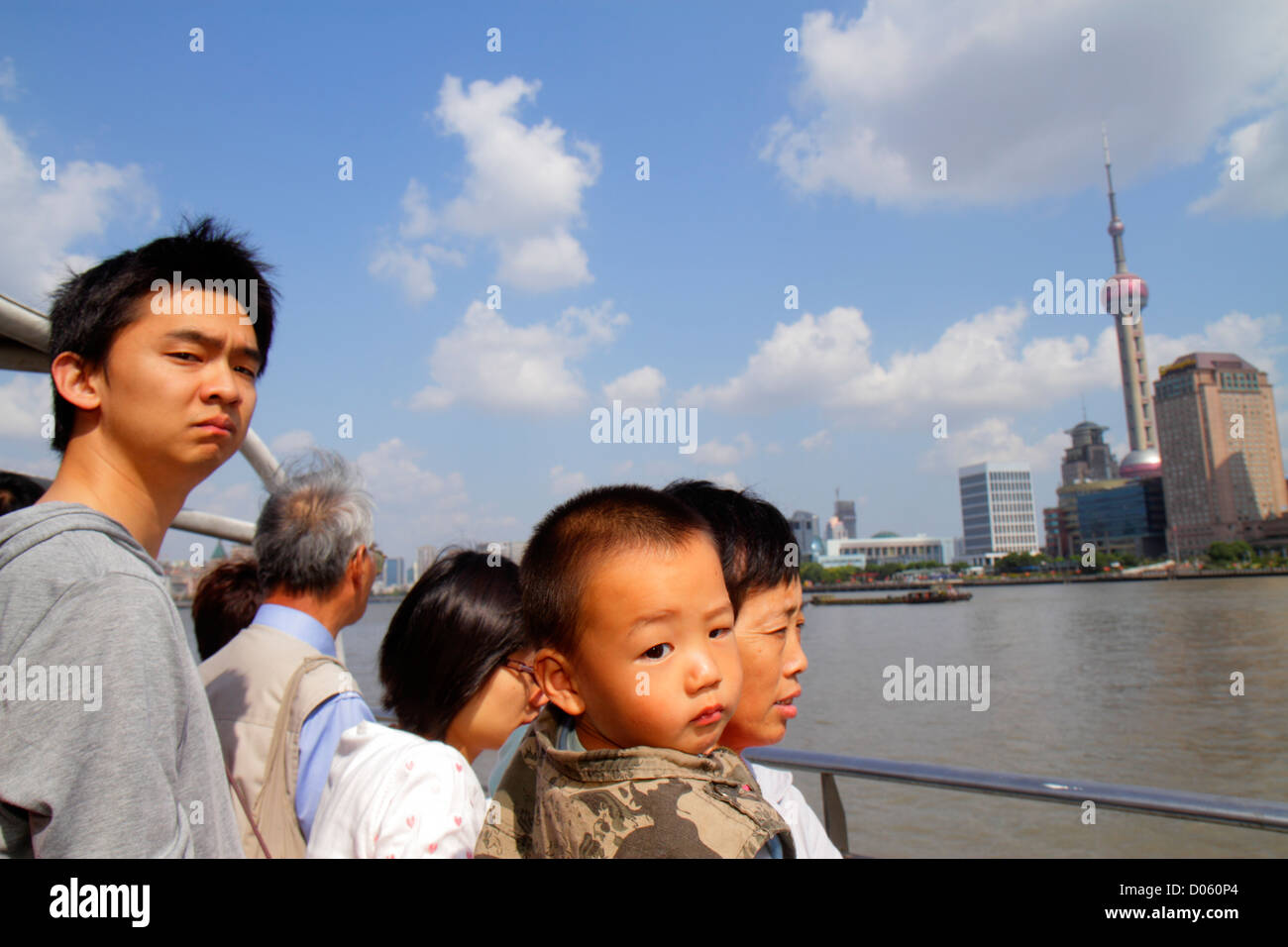 Shanghai Cina,Asia,Cinese,Orientale,Huangpu River Water,Jinling East Road Dongchang Road Ferry,passeggeri passeggeri motociclisti,asiatici,nonno Foto Stock