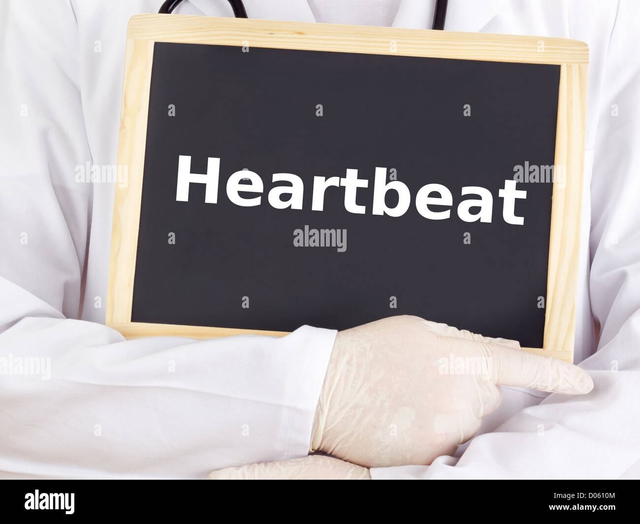 Medico mostra informazioni sulla lavagna: heartbeat Foto Stock