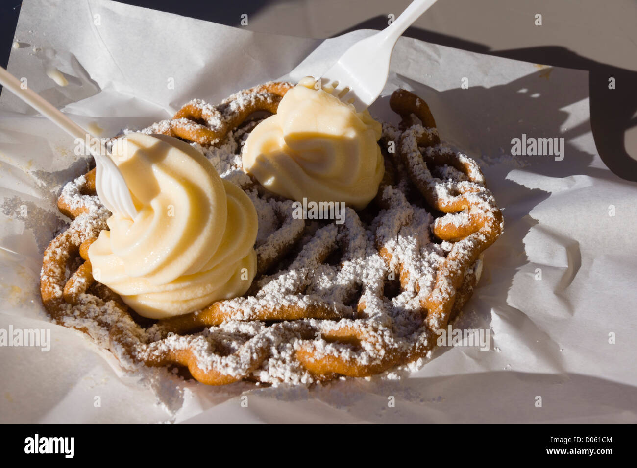 La spiaggia di Venezia, la California SEASIDE RESORT - Torta di imbuto, ciambella zuccherata churro servita con gelato. Foto Stock