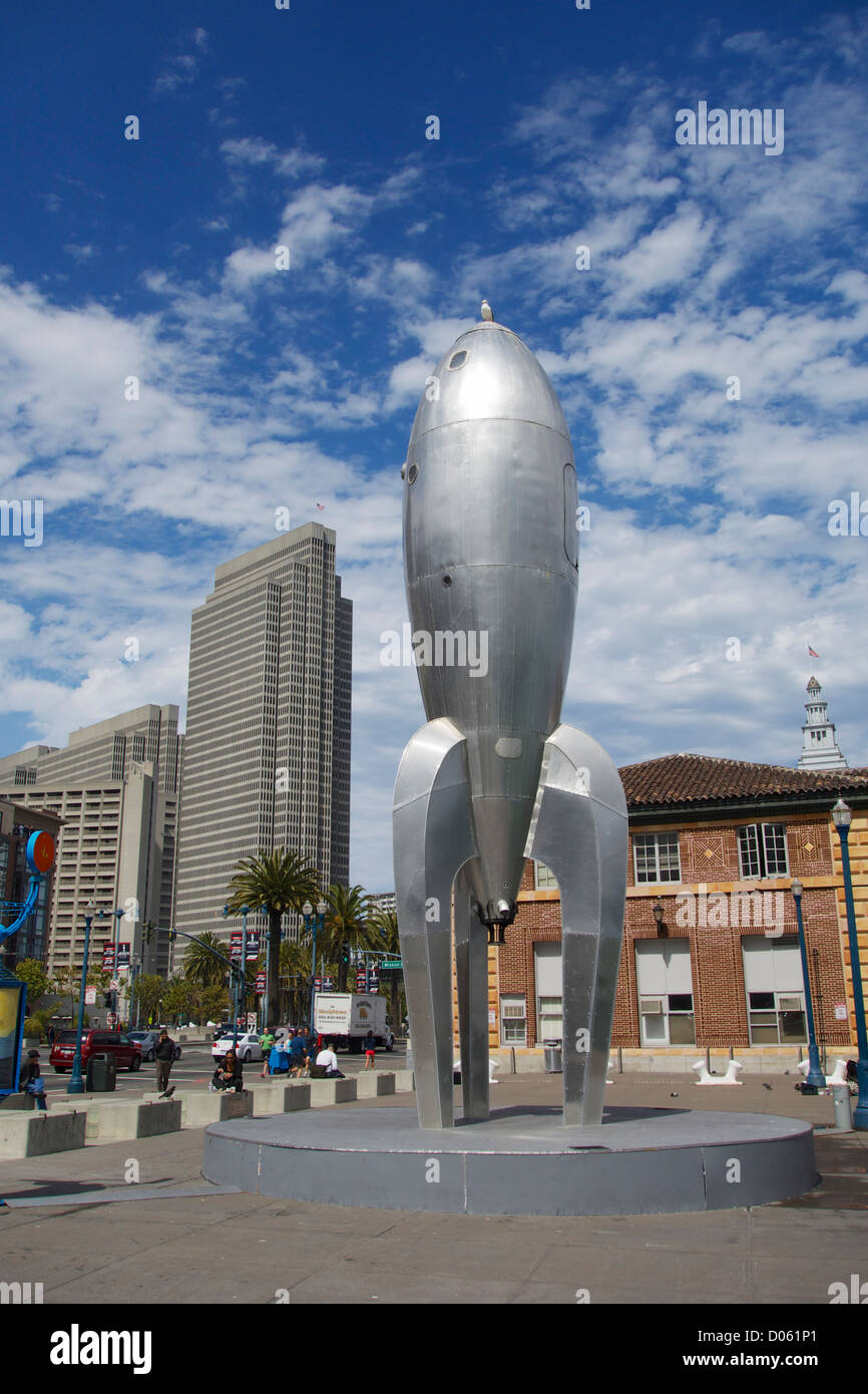 Raygun Rocketship gotica, un 40 piedi di altezza scultura realizzata da un team della Bay Area artisti. Sean Orlando, Nathaniel Taylor, Foto Stock