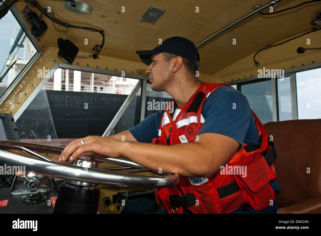 US Coast Guard capitano al timone della sua barca, Port Aransas Texas Foto Stock