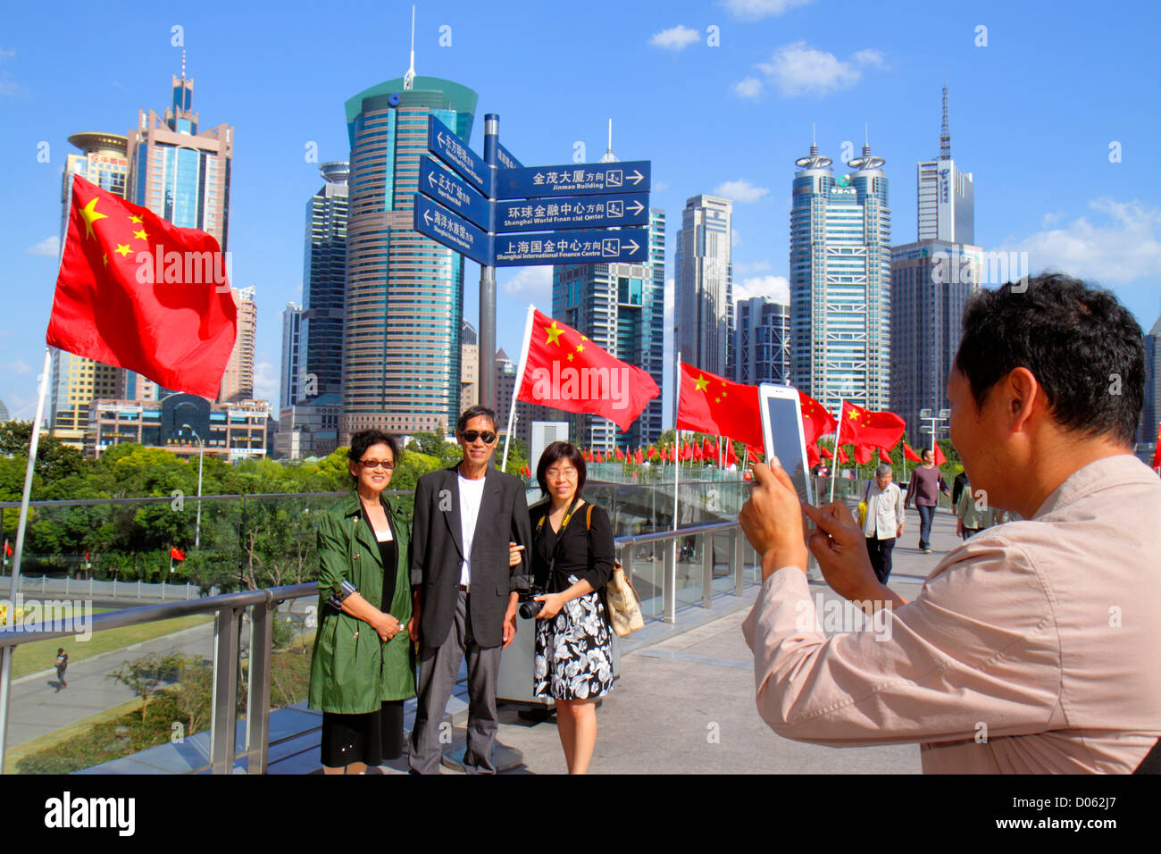 Shanghai Cina, Asia, cinese, orientale, Pudong Lujiazui quartiere finanziario, Lujiazui Ponte pedonale, World Finance Tower, China Merchants Tower, sotto nuovo Foto Stock